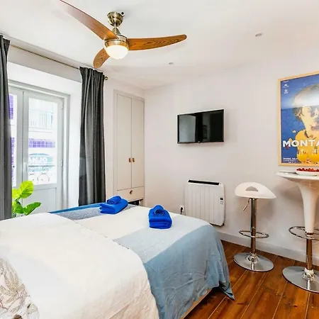 Cozy And Perfect Location Bairro Alto Chiado Lägenhet