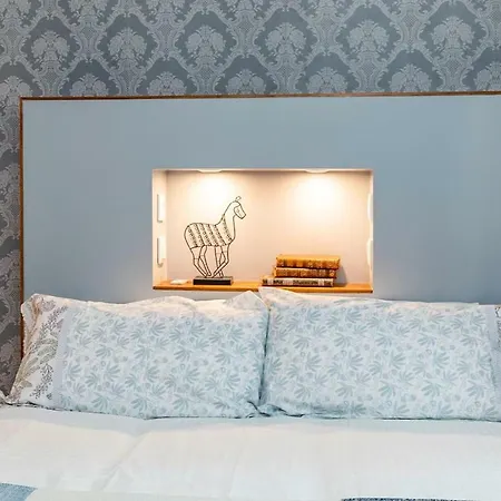 Cozy And Perfect Location Bairro Alto Chiado Lägenhet